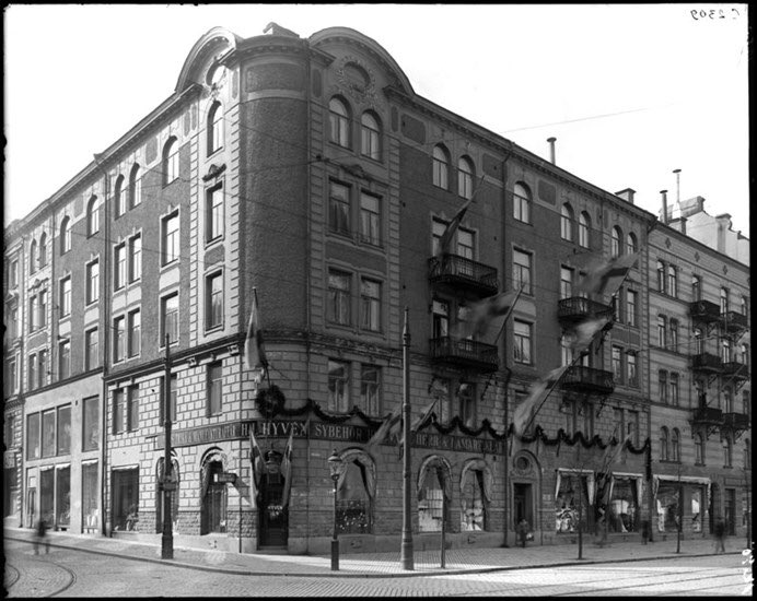 fore_och_efter's tweet photo. FÖRE OCH EFTER I STOCKHOLM

Vill man inte riva kan man alltid förvanska. Detta torde vara ett av de värsta exemplen. Odengatan 79 vid Upplandsgatan. https://t.co/Cx20Nhsp3i