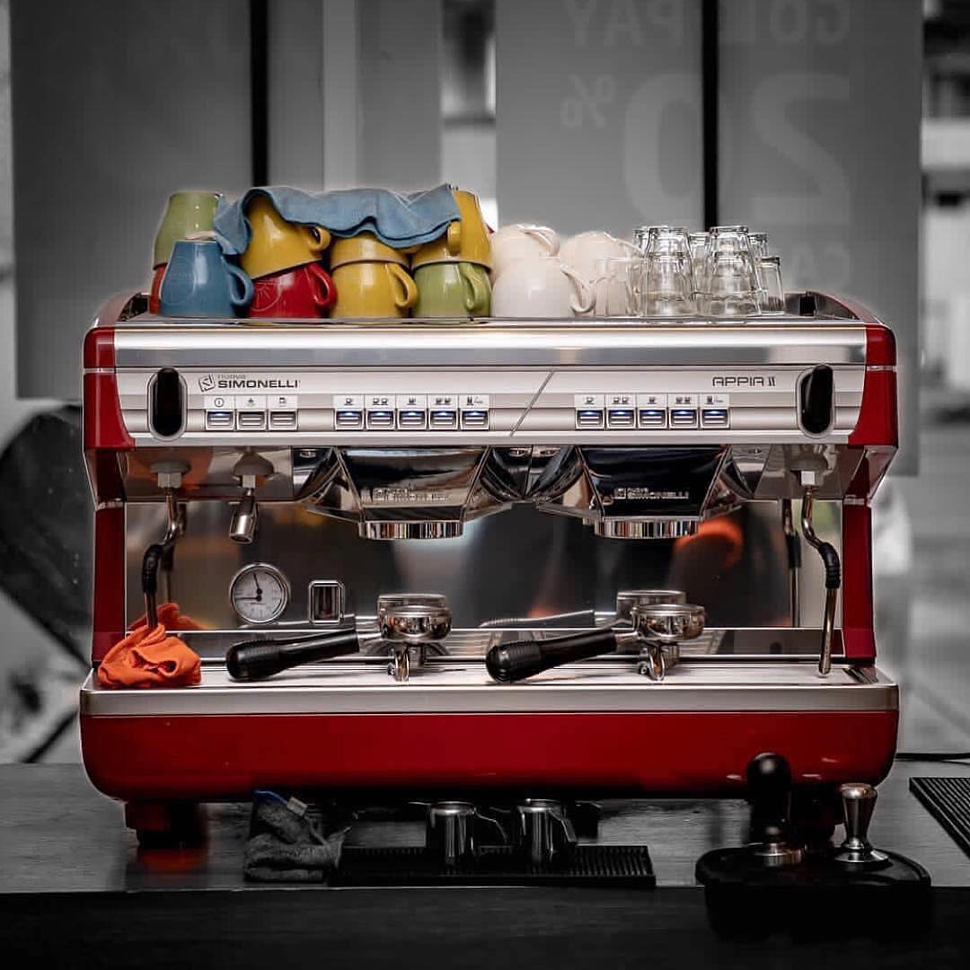nuovasimonelli's tweet photo. #AppiaII is exceptionally versatile. Tall glasses or mugs are no obstacle if you go with raised groups. #NuovaSimonelli https://t.co/I7ZJX8tRC5
