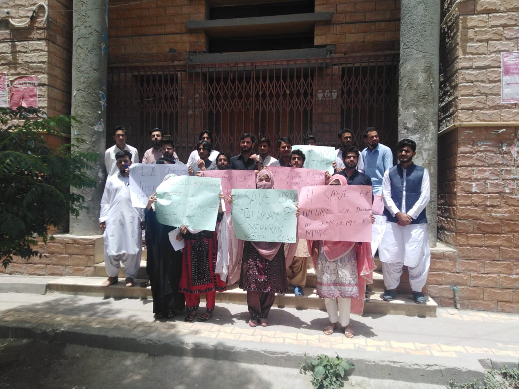 Arbab_Gazzozai's tweet photo. Students of selected medical colleges are giving peaceful protest in front of Quetta Press Club, while hunger strike will continue till the list is published tomorrow.@DawoodKdbaloch @Bugtiiharoon @AbabgarBaloch @T_Hasni https://t.co/CdzxE0SKze