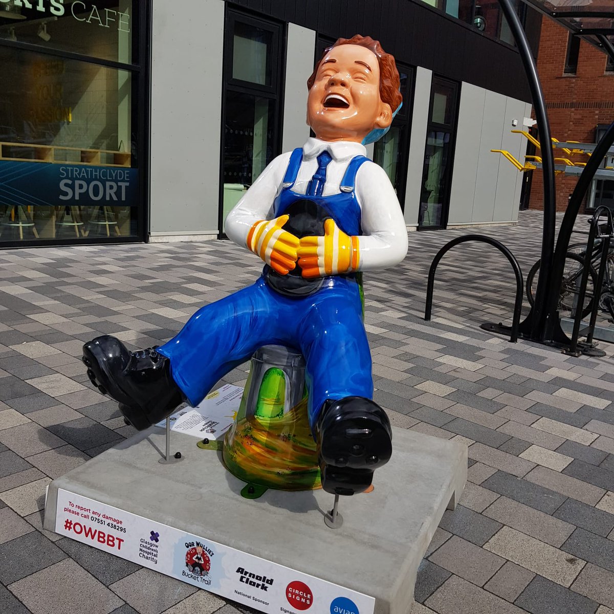 UniStrathclyde's tweet photo. #OorWullie has arrived on campus as part of the @OWBIGBucket trail 📸🙌 Come and visit him and us before the end of August and share using #OWBBT #strathlife https://t.co/pUqmoH8iCX