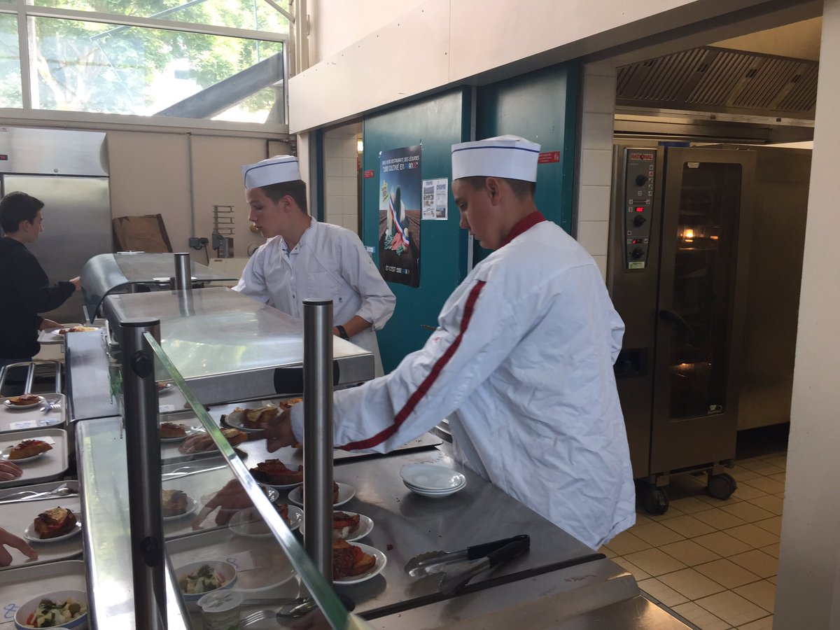Après l’atelier cuisine italienne, les 4G2 ont spontanément proposé d’assurer le service aux côtés des agents pour expliquer aux autres élèves les recettes. 🇮🇹 <a href="/dsden61/">DSDEN61</a>