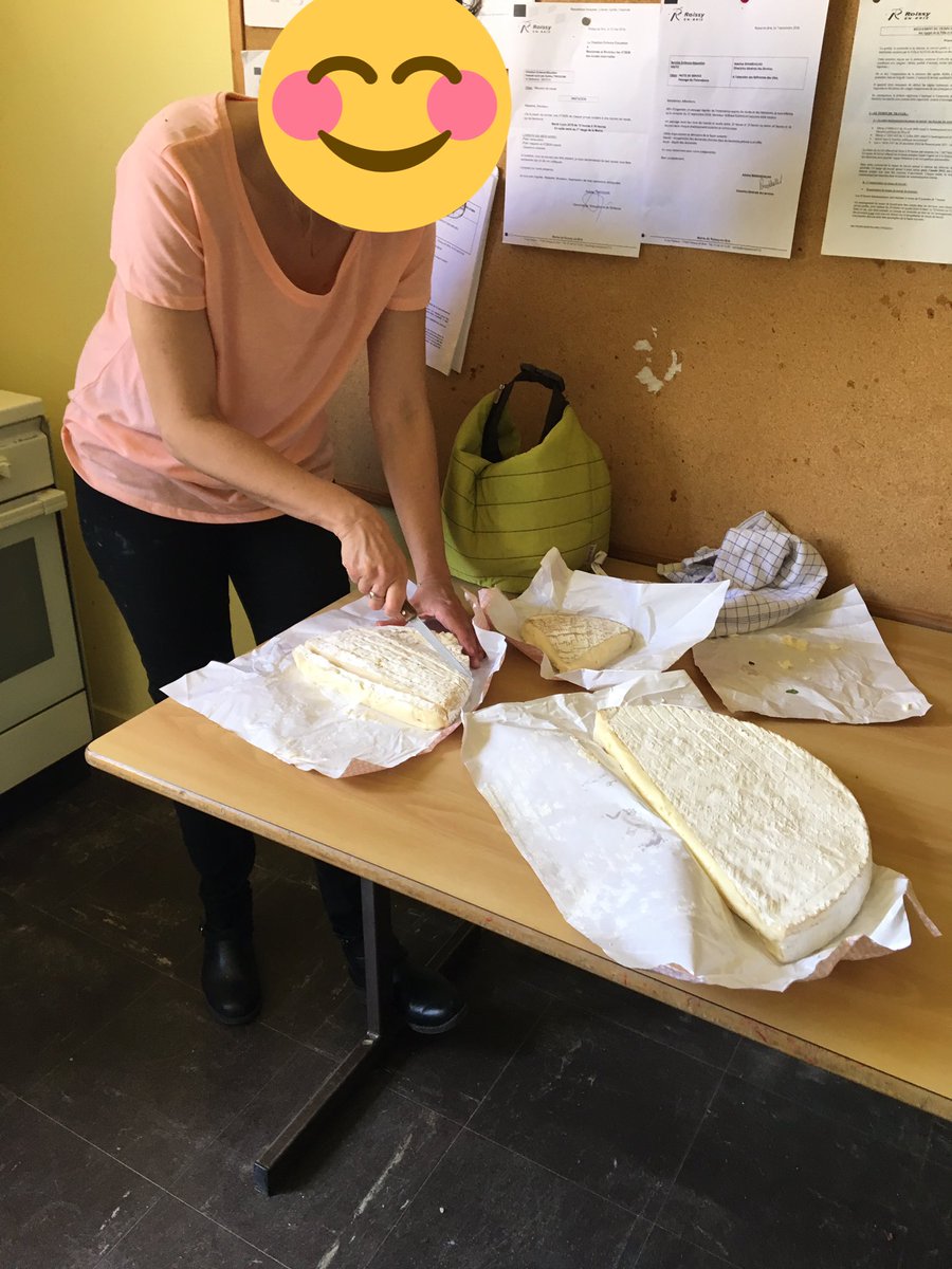 quiritcurie's tweet image. Nous avons dégusté deux types de brie. Ce sont des fromages de la région. Un brie assez jeune et un brie au goût plus prononcé. #classedugout