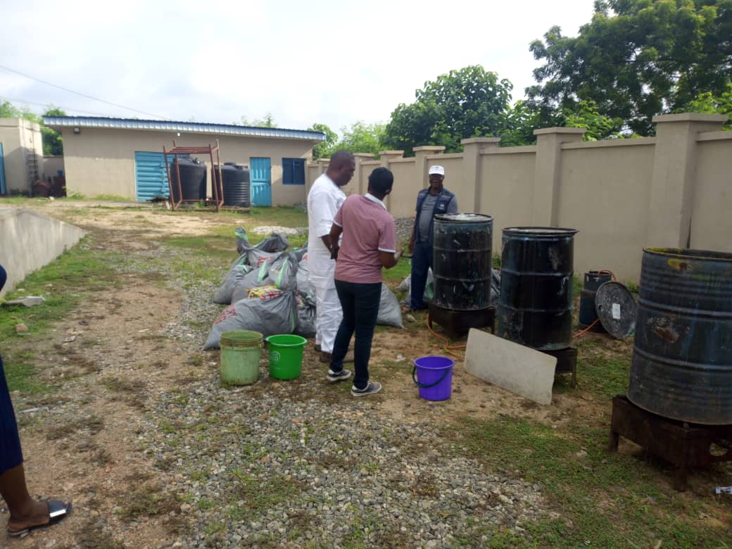 ogun_thegateway's tweet photo. Destruction of mOPV2 used bottles during OBR1 and OBR0 exercises in progress at the #Ogun State Cold Store. #WHO #State teams and other partners in attendance. #mopv #cVDPV ##WHO #EndPolio #vaccineswork #Ogun #Nigeria https://t.co/YIQ8v1kTjy