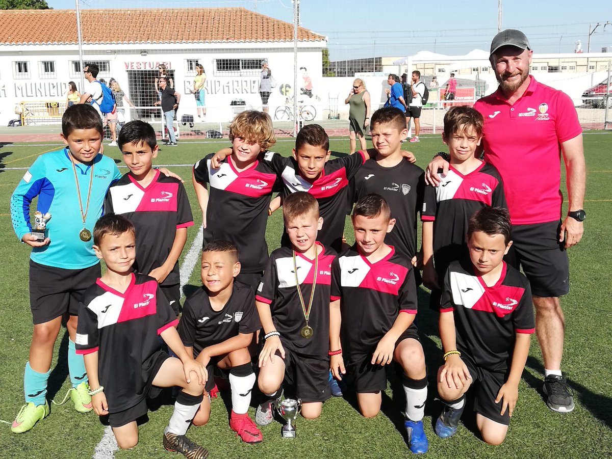 CDElPlanter's tweet photo. 🏆 ESCUELA | El #Prebenjamín participó en el torneo Virgen del Carmen y consiguió quedar SUBCAMPEÓN 🙌

⚽🏃‍♂️ Iker de las Heras y Juanma Civera, elegidos en el 'ocho ideal'. Además, este último fue nombrado mejor portero de la competición. ¡Enhorabuena! 💪

#ElPlanterVCF https://t.co/zwdeSTYsS2