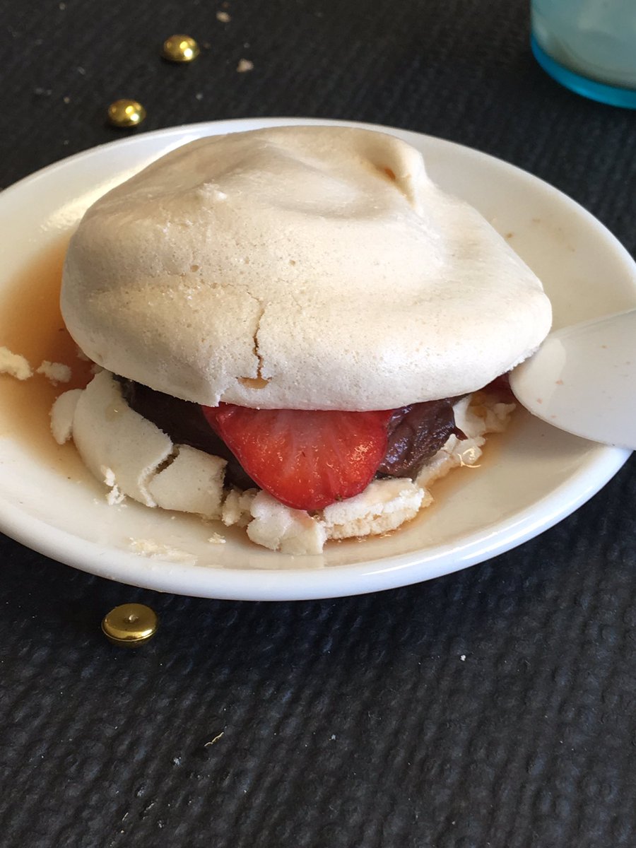 quiritcurie's tweet image. Pour le dessert, les élèves ont créé un trompe-l’œil original : un burger de fraises. À la place du pain, de la viande et de la salade, les élèves ont imaginé des meringues, des fraises fraiches et de la menthe confite.Pour la sauce, c’était une ganache au chocolat. #classedugout