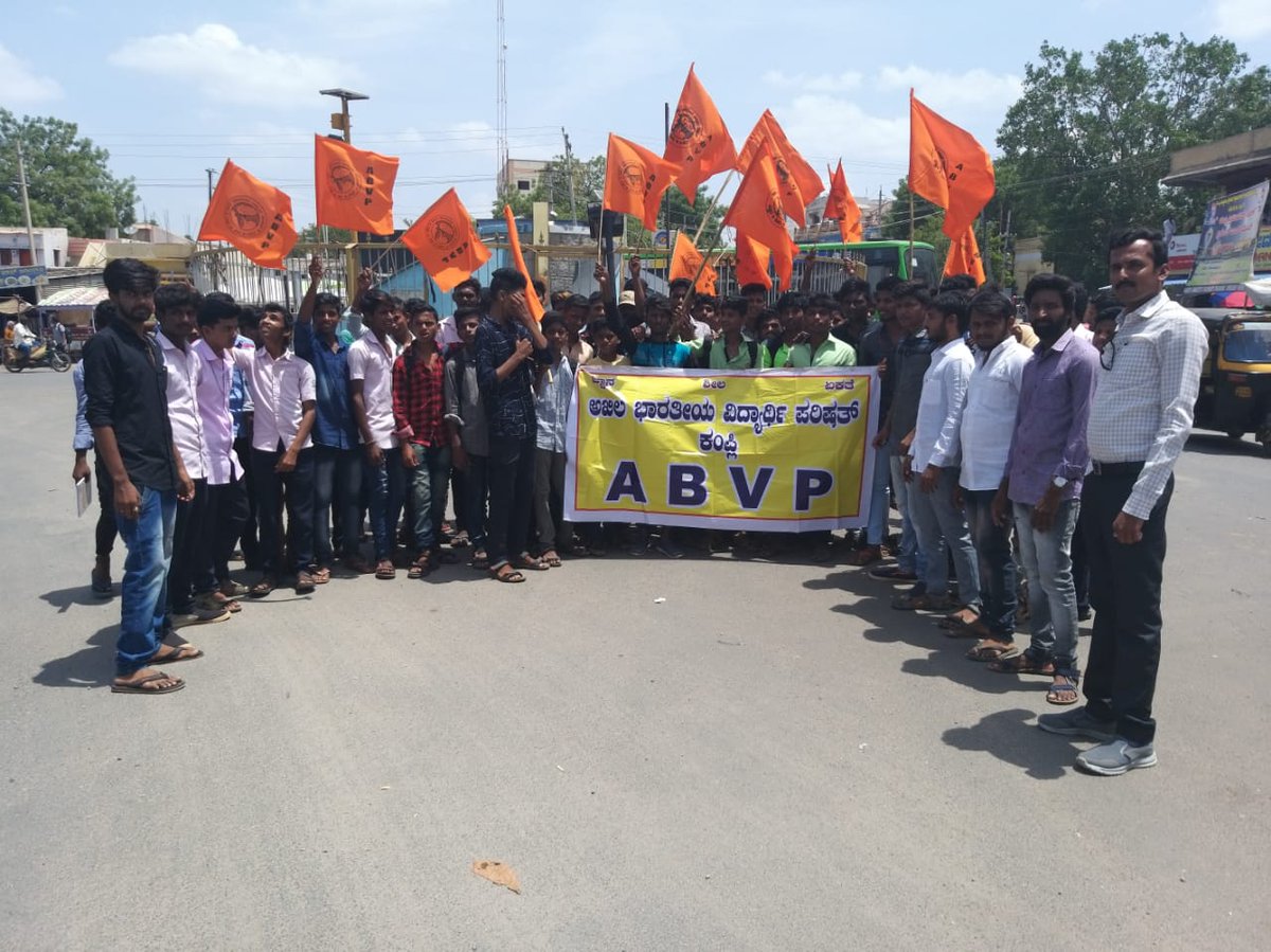 ABVPKarnataka's tweet photo. ರಾಜ್ಯದ ಬಡ ಮತ್ತು ಪ್ರತಿಭಾವಂತ ವಿದ್ಯಾರ್ಥಿಗಳಿಗೆ ಉಚಿತ ಬಸ್ ಪಾಸ್ ನೀಡಬೇಕೆಂದು ಆಗ್ರಹಿಸಿ ಕಂಪ���ಲಿ ನಗರದಲ್ಲಿ ಪ್ರತಿಭಟನೆ ಮಾಡಲಾಯಿತು
Protest staged at Vijayapur demanding Free buss pass for Economically challenged & bright students
#ABVPKarnataka #BussPassProtest
@NReddy22 @SwamyMaralapura https://t.co/9YF5HpakwO