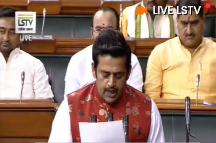 ANI's tweet image. BJP's newly elected MP from Gorakhpur, Ravi Kishan takes oath as the Member of Parliament.