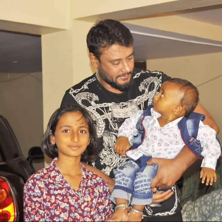 DFDH7999's tweet photo. ಪುಟ್ಟ ಅಭಿಮಾನಿಗಳೊಂದಿಗೆ #ಡಿಬಾಸ್ ಅವರ ಕ್ಯೂಟ್ ಫೋಟೋ 😍❤👌

@dasadarshan @vijayaananth2 @dinakar219 https://t.co/5en2NWdBii