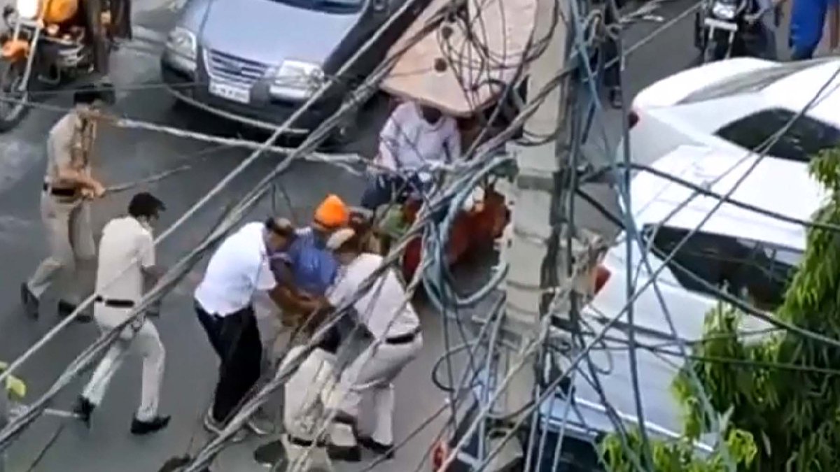 #MukherjeeNagar : If you arrest cops over those who threaten them with swords, forget about law and order | @Vandana5 | ow.ly/scx230oXAa7 

<a href="/Delhipolice/">Delhi Police</a>