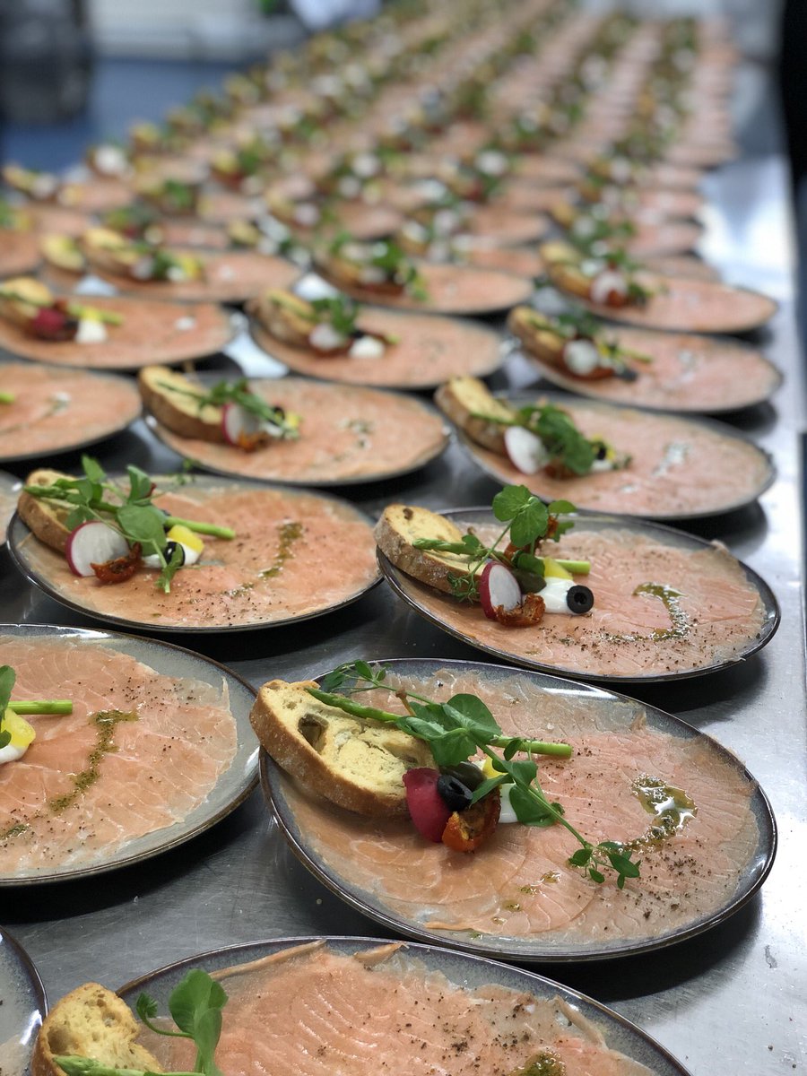 Wauw, wat hebben wij afgelopen donderdag een geweldig mooi diner mogen verzorgen voor 290 personen bij één van onze trouwe opdrachtgevers! 
Op de foto: Caprese en zalmcarpaccio!