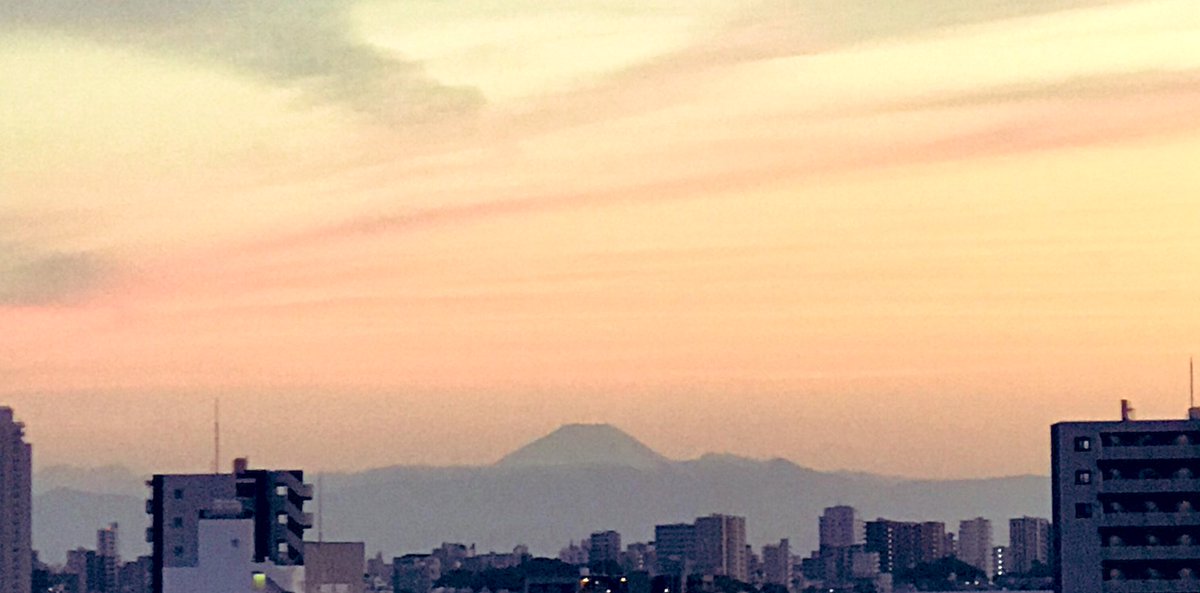 「帰ったてきたら、空がアイスクリームみたいな色^^
富士山もきれいに見えるよー☆ 」|山口勝平@「勝平大百科 50キャラで見る僕の声優史」発売中です❗️のイラスト