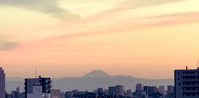 帰ったてきたら、空がアイスクリームみたいな色^^
富士山もきれいに見えるよー☆ 