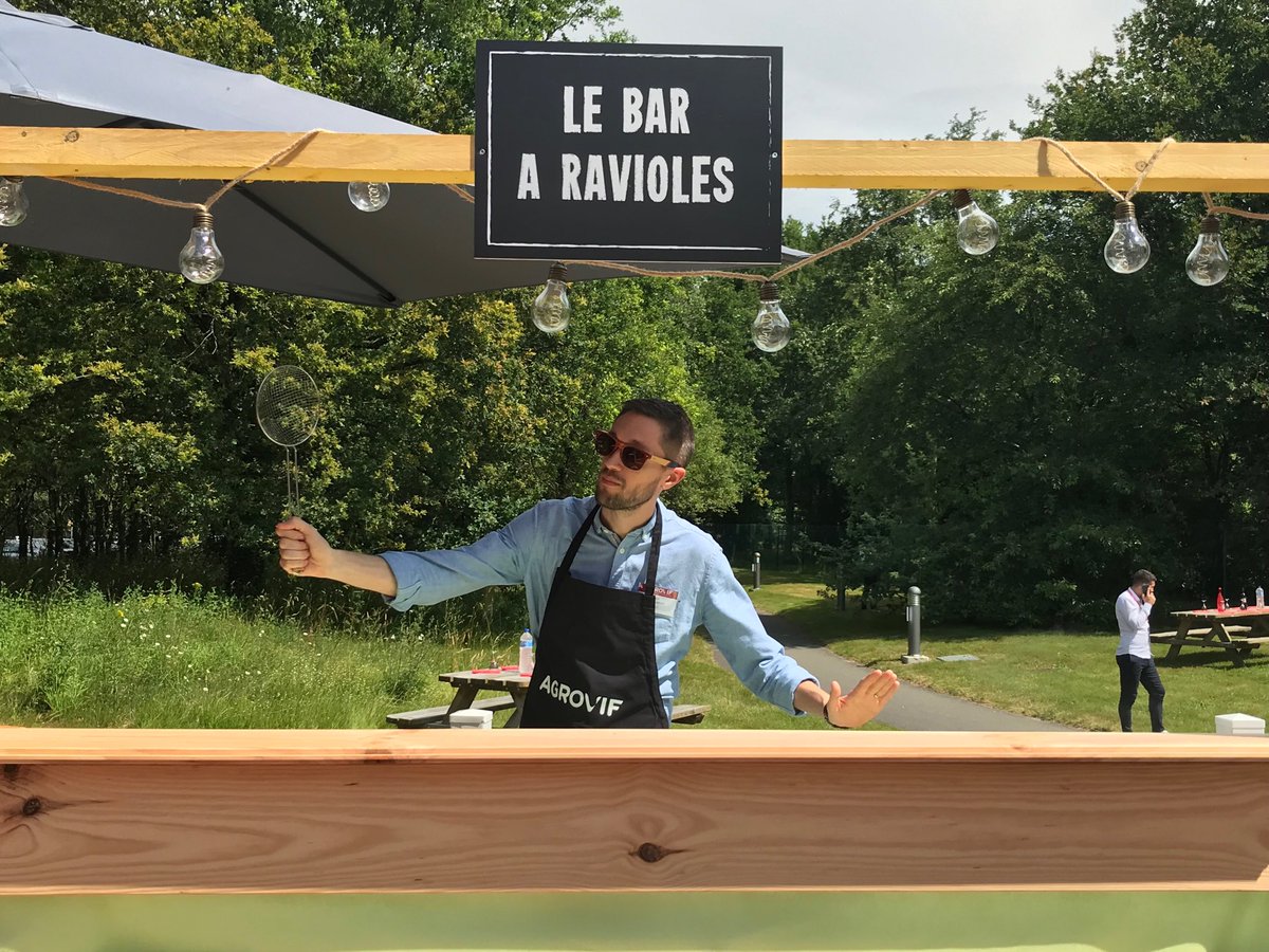 jle_jl44's tweet photo. #agrovif12 Loïc est prêt pour vous servir les bonnes ravioles de @raviole https://t.co/DdaPR0C7Br