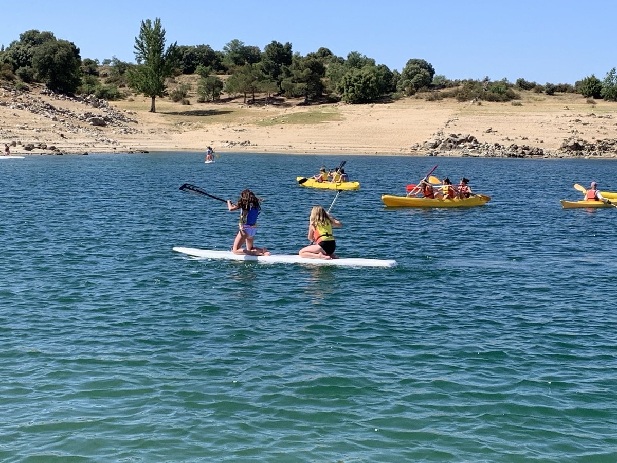 Fenomenal nos lo estamos pasando esta mañana en El Atazar con el kayak y el paddle surf #ConvivenciaDeFinDeEtapa #Primaria #somosColegio #somosSSCC #felizmartes #ElAtazar #Mangirón #CerveraDeBuitrago