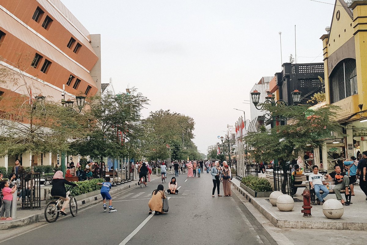 JogjaUpdate's tweet photo. Malioboro sore ini, Hari pertama percobaan Malioboro bebas kendaraan bermotor. Asikkk sekalii lik -@detranium https://t.co/R3ygPQvLYN