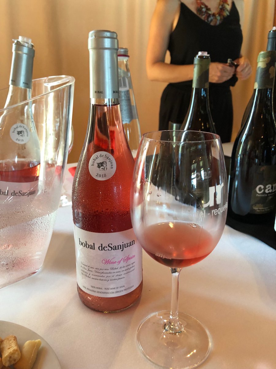 bybetonavarro's tweet photo. Placer Bobal para los sentidos, 23 bodegas de la D.O #UtielRequena se dieron cita para presentar la VI #PlacerBobal 2019 en el Hotel Las Arenas. https://t.co/SegS5MIdAL
