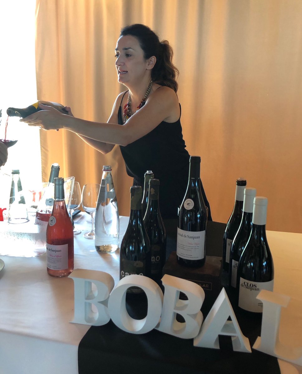 bybetonavarro's tweet photo. Placer Bobal para los sentidos, 23 bodegas de la D.O #UtielRequena se dieron cita para presentar la VI #PlacerBobal 2019 en el Hotel Las Arenas. https://t.co/SegS5MIdAL