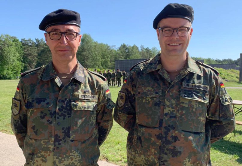 (1)
Liebe militäraffine Kollegen von <a href="/Die_Gruenen/">BÜNDNIS 90/DIE GRÜNEN</a>, eine Studie der Brown University zeigt, dass der CO2-Ausstoß allein des US-Militärs 2017 größer war als der ganzer Industriestaaten (DK, SWE)...
FriedensbewegungsSmiley!