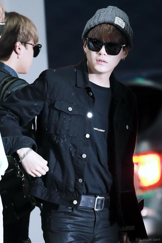 Ok so is it really a Yoongi thread if I don't break the rules and add more pics? Absolutely not, so since he doesn't like to wear his glasses, I'll put sunglasses pics too because ddaeng 