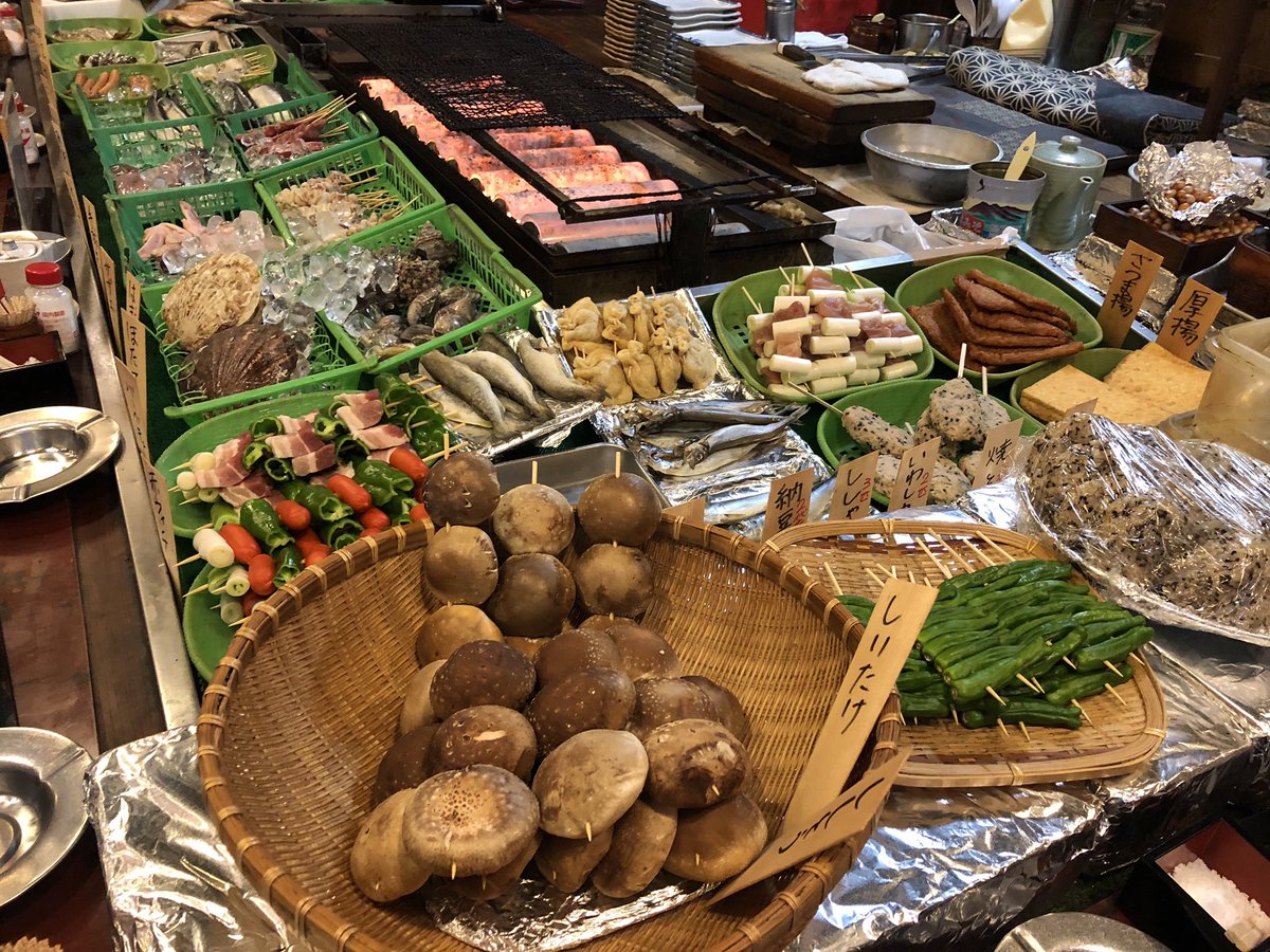 おりえ 私 白状しますけど 店の雰囲気に弱いんです 新橋の炉端焼 の武蔵さん たまんないっすね 吟じます と言わんばかりに正座した焼き場の前からぐぃーんと長い棒から焼きを差し出してくれるんです ほっけも焼きおにぎりもたまらんかったです