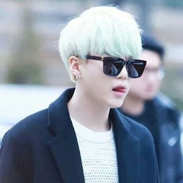 Ok so is it really a Yoongi thread if I don't break the rules and add more pics? Absolutely not, so since he doesn't like to wear his glasses, I'll put sunglasses pics too because ddaeng 