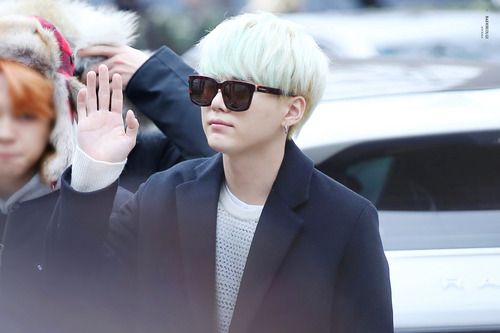 Ok so is it really a Yoongi thread if I don't break the rules and add more pics? Absolutely not, so since he doesn't like to wear his glasses, I'll put sunglasses pics too because ddaeng 