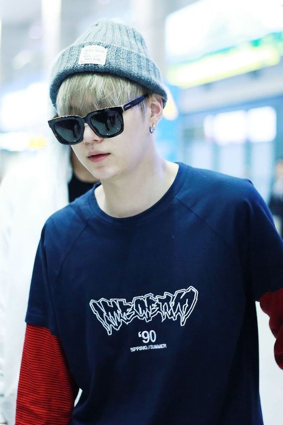 Ok so is it really a Yoongi thread if I don't break the rules and add more pics? Absolutely not, so since he doesn't like to wear his glasses, I'll put sunglasses pics too because ddaeng 