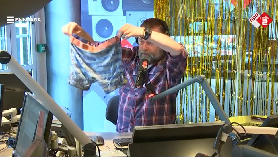 Op het <a href="/mediaparkhsum/">Media Park</a> kan het #bodemleven verbeterd worden. <a href="/NPORadio2/">NPO Radio 2</a> <a href="/jwstartop/">Jan-Willem Start Op!</a> deed mee aan onze Soil Your Undies Challenge. Gister belde hij met Boer Tom terwijl hij zijn onderbroek na 2 maanden weer opgroef. Beoordeel zelf het resultaat. #BesteGrond nporadio2.nl/janwillemstart…