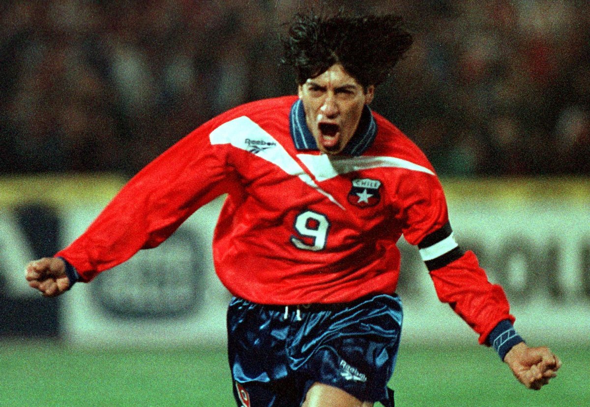 El delantero chileno Iván Zamorano celebra un gol frente a Paraguay durante un partido de clasificación para el Mundial el 2... | AS Historia | Scoopnest