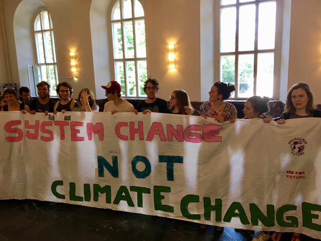 TspWissenschaft's tweet image. Klima-Protest an der @HumboldtUni: Vor dem Akademischen Senat machen sich Studierende von @F4F_HU bereit #FridaysForFuture #StudentsForFuture