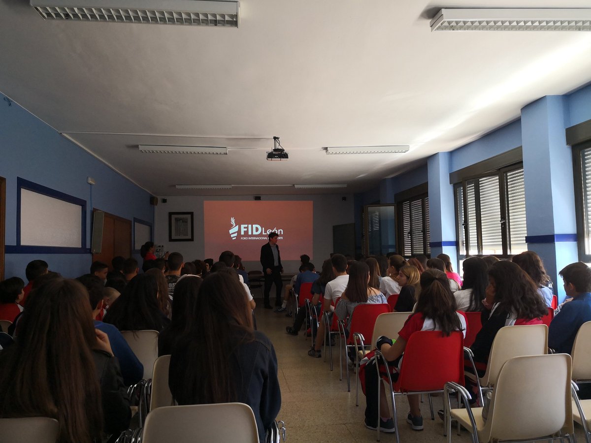 Hoy estamos en el colegio Virgen Blanca con <a href="/Tanifer10/">Tania Fernández</a> y <a href="/Edu_de_Paz/">Edu de Paz</a> hablando sobre sus trayectorias profesionales, la importancia de perseguir tus sueños y el #FIDLeon. #GoldenDreamsTeam