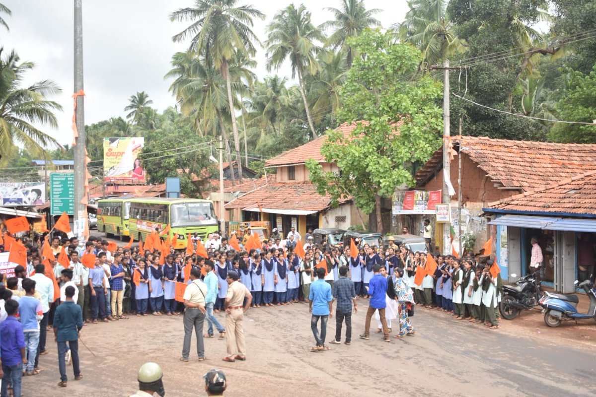 ABVPKarnataka's tweet photo. ರಾಜ್ಯದ ಬಡ ಮತ್ತು ಪ್ರತಿಭಾವಂತ ವಿದ್ಯಾರ್ಥಿಗಳಿಗೆ ಉಚಿತ ಬಸ್ ಪಾಸ್ ನೀಡಬೇಕೆಂದು ಆಗ್ರಹಿಸಿ ಶಿರಸಿಯಲ್ಲಿ ಪ್ರತಿಭಟನೆ ಮಾಡಲಾಯಿತು
Protest staged at Sirasi demanding Free buss pass for Ecnomically challenged & bright students
#ABVPKarnataka #BussPassProtest
@SwamyMaralapura @NReddy22 https://t.co/FD6npGqGcB