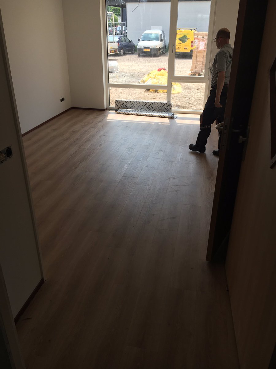 Exact een jaar geleden met de grondwerkzaamheden bij nieuwbouw 86 zorgappartementen in Apeldoorn aangevangen. Einde van de dag zijn alle binnenwanden geplaatst en op de begane grond zijn we inmiddels gestart met de vloerbedekking. BC <a href="/Trebbe1911/">Trebbe</a> <a href="/KlokGroep/">KlokGroep</a>