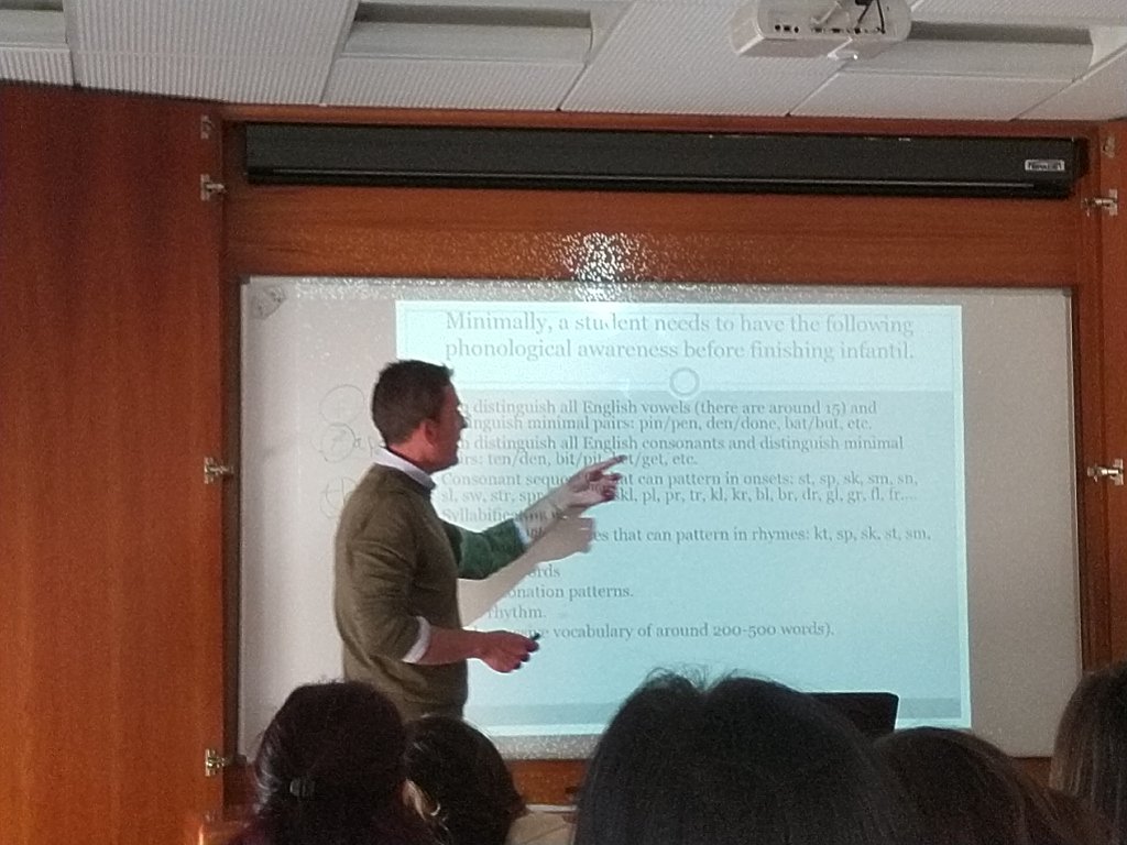 MissTeresa_'s tweet image. Interesting seminar by Mark Gibson on Phonetics and Phonology, where he explained the teachers of English the theory behind #MagicDragonPhonics #EnglishProject  #phonologicalawareness #sigoaprendiendo #MagicDragonSessions