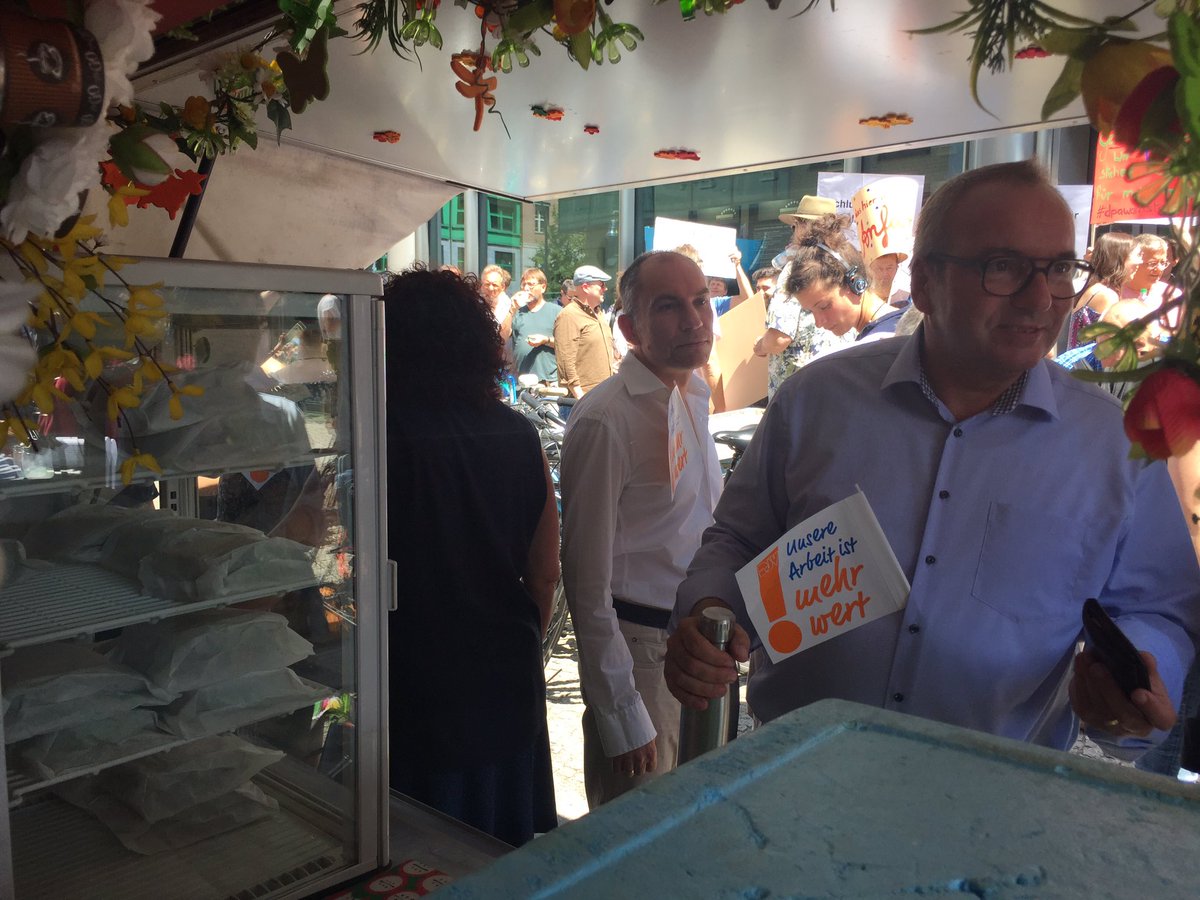 Eine Stunde aktive Mittagspause bei #dpa. Stullen zum Plakat vor der Tür statt hastig essen vorm Computer #dpawarnstreik #dpaprotest #dienstagfürdpa #tuesdayfordpa