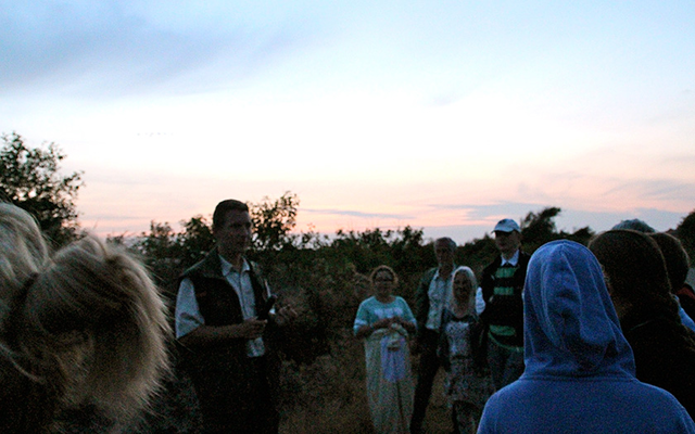 Terwijl het langzaam #donker wordt, laat een gids van <a href="/staatsbosbeheer/">Staatsbosbeheer</a> jou kennis maken met de geheimen van de nacht in het #NPDuinenvanTexel. Zie jij straks #vleermuizen en #uilen ontwaken >> npduinenvantexel.nl/31247/doen/exc…