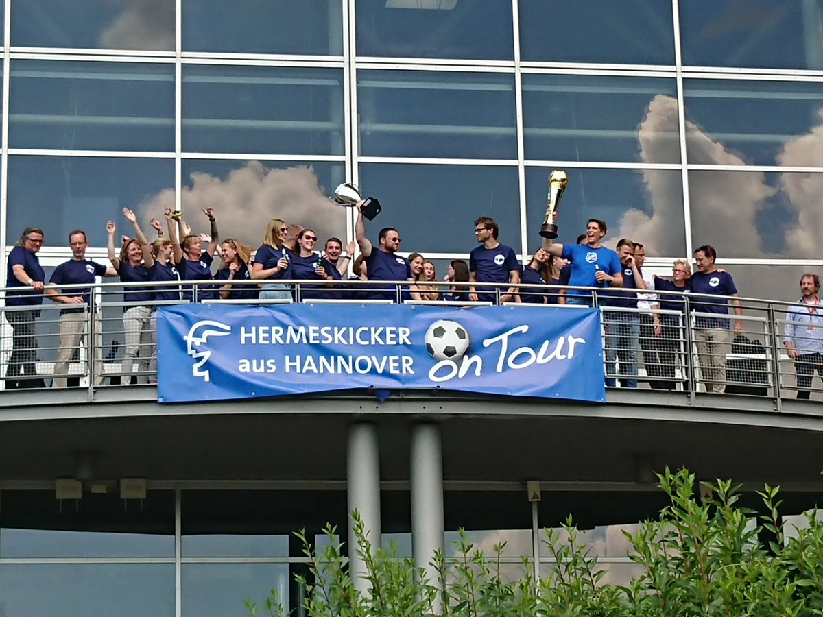 Meisterfeier! Fußball-Champs brauchen eben einen Balkon :)

Wir feiern unsere #Hermeskicker für ihren Sieg beim 40. Internationalen Messestädte Fußballturnier.

#bestteam #dmag #MesseTeam #DeutscheMesse #MesseMensch #Hannover