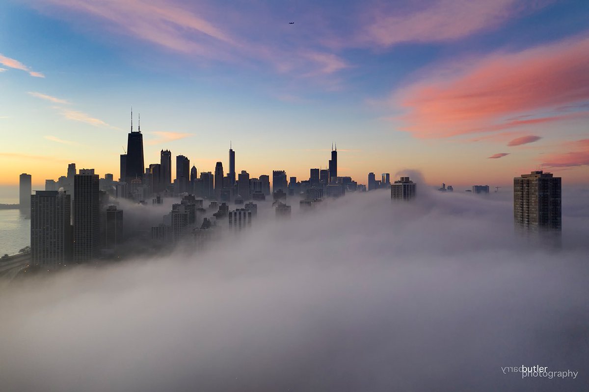 barrybutler9's tweet photo. I always feel bad for fog when we call it dense.  Who are we to question its intelligence.  #chicago #weather #ilwx https://t.co/brUgYRaBKq