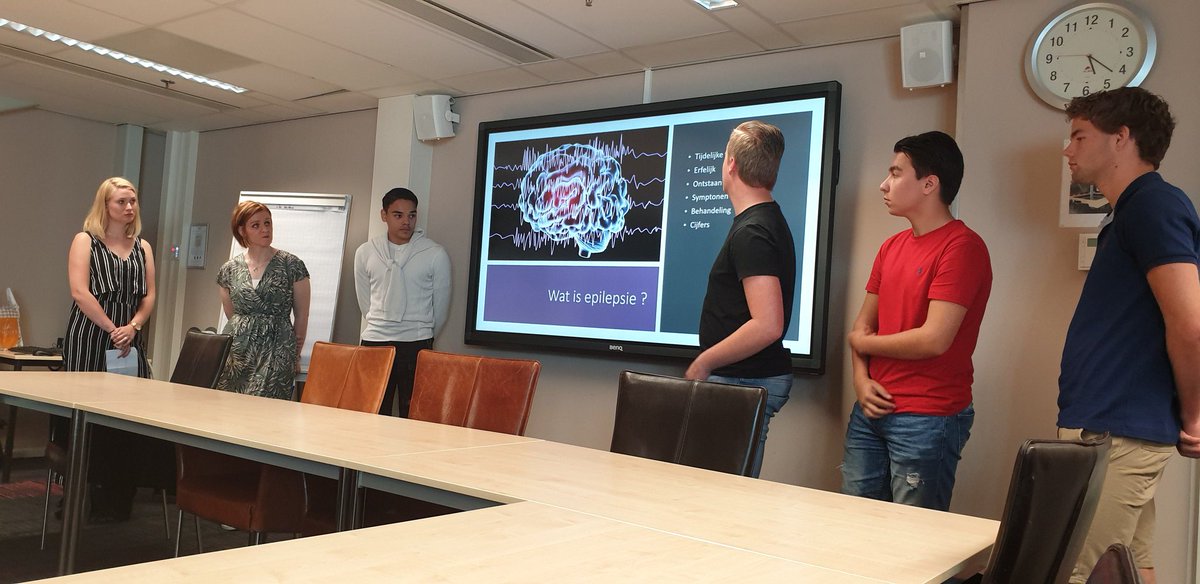 VirginieKlunder's tweet photo. Indrukwekkende eindpresentatie door studenten @rocvantwente #CollegeLeerbedrijf met opdracht voor #Hersenletsel.nl. Bezoek aan #Roessingh heeft veel losgemaakt. Dank aan alle #vrijwilligers, die een bijdrage hebben geleverd. https://t.co/nrzRDjBSNu