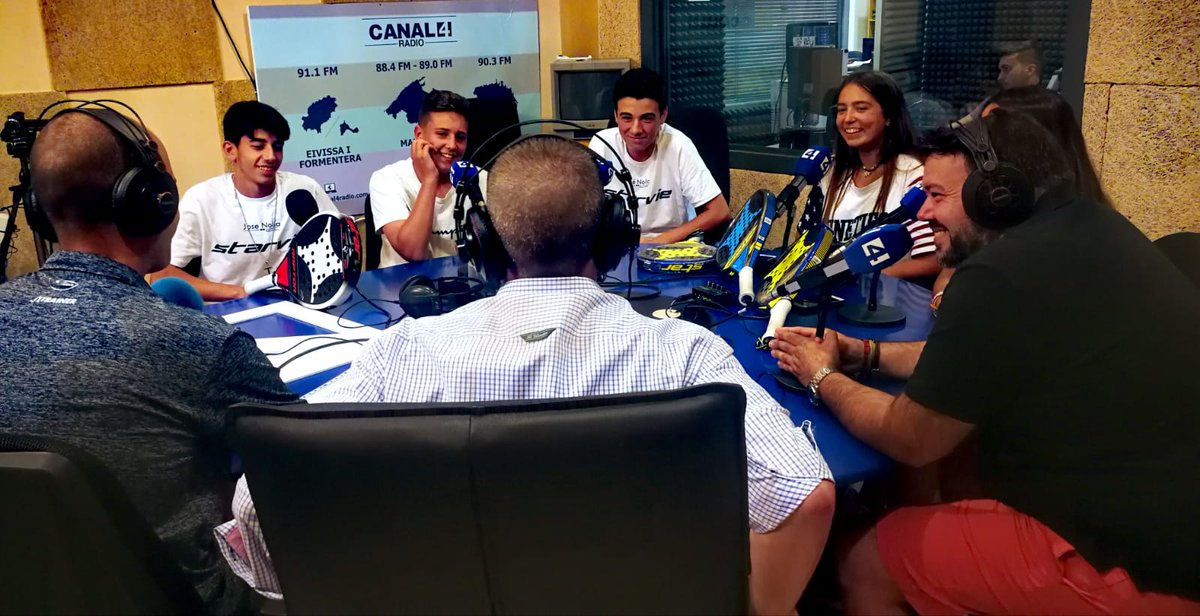 starviepadel's tweet photo. Buen rato de pádel en @Padel_envivo el pasado viernes con parte de los jóvenes jugadores de la @academia_padel hablando del circuito🏆 Padel Tour Balear &amp; StarVie 
#TeamStarVie⭐️ https://t.co/wsMcFdOItd