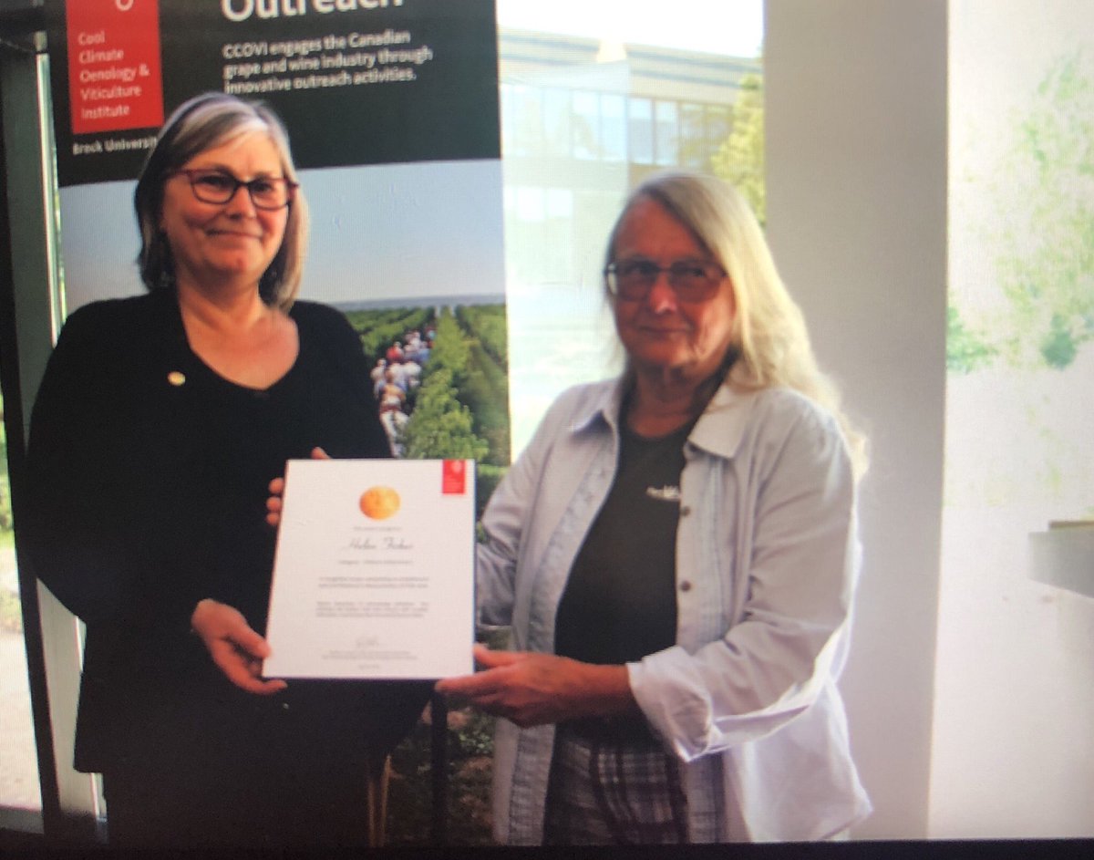 The lifetime achievement award is presented to Helen Fisher #VQAPromoter #expertstasting #ccovi <a href="/CCOVIBrockU/">Brock CCOVI</a>