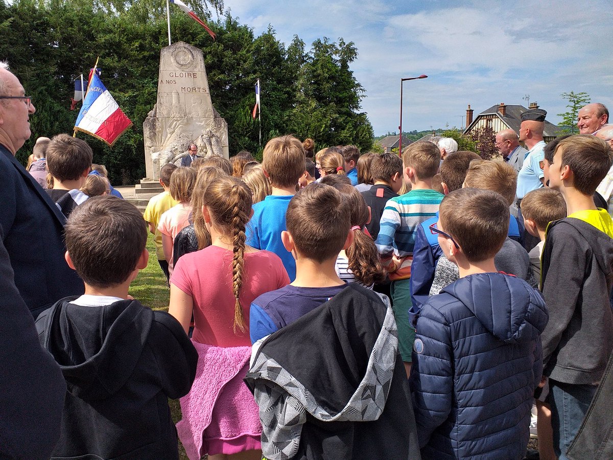 #DevoirDeMémoire #Commemoration #Histoire Les élèves des classes de Mmes Janvier et Lecocq se sont rendus au monument aux morts pour commémorer l'appel du 18 juin 1940 lancé par le général De Gaulle.