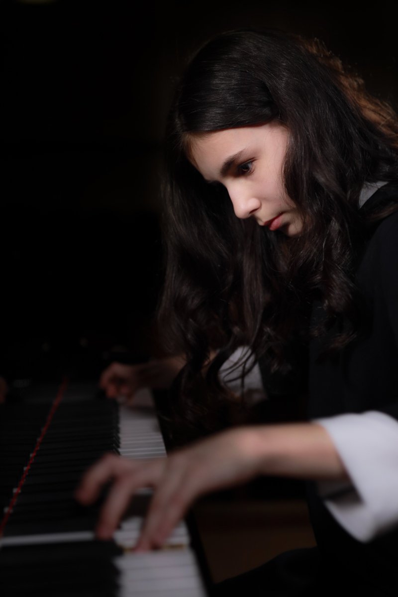 Oggi,18 Giugno alle 20.30, presso il Cortile dell’Archiginnasio, #AlexandraDovgan inaugura la VII edizione di #Pianofortissimo, il Festival Pianistico Internazionale promosso da Inedita e quest'anno realizzato in co-produzione con #BolognaFestival! bolognafestival.it/it/pianofortis…