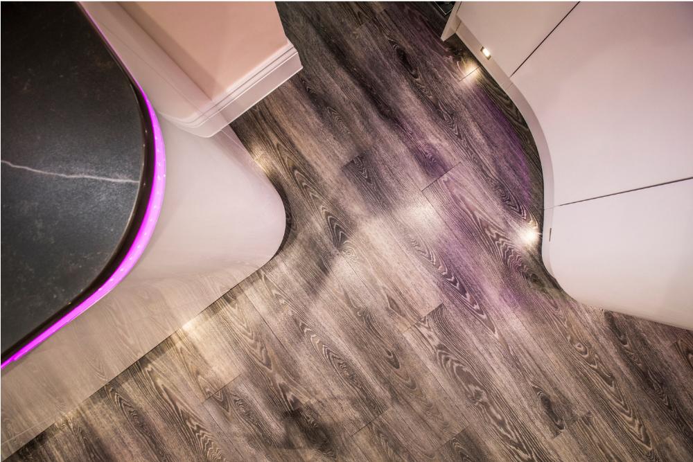 The Mackintosh Integral gloss white units with an integral ‘j pull’ style door give a clean finish softened with curved end units and a curvy island. 
herbertwilliam.co.uk/portfolio/mode…
#glossunits #kitchendesign #kitchenisland #curvedunits