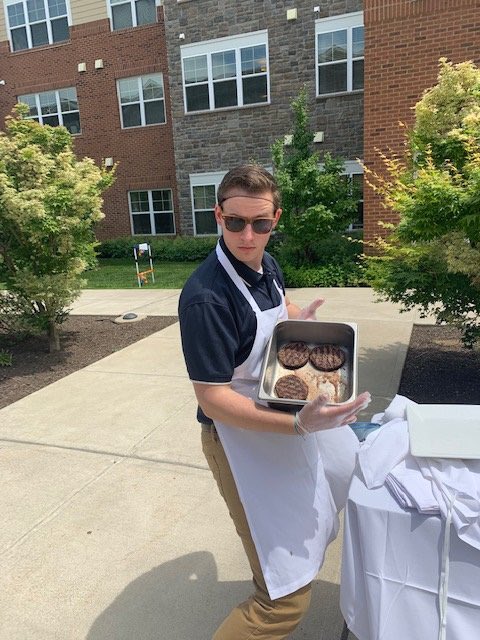 TKypers's tweet photo. Slinging burgers. Basically the new salt bae #imcominforyou #saltbae https://t.co/MxnkZ5r5DT
