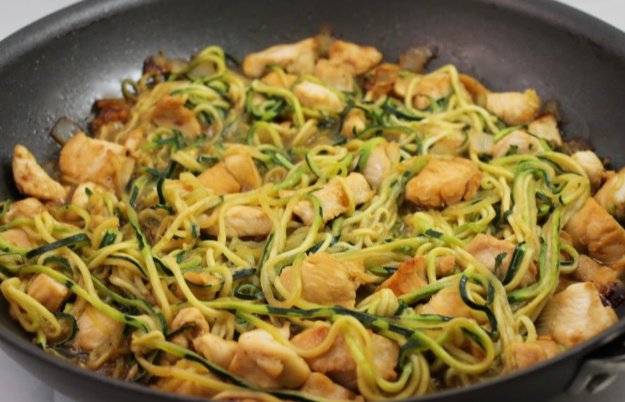 skinnykitchen's tweet photo. Skinny Teriyaki Chicken and Zoodles Stir-Fry. It’s protein rich and packed with fiber. Each serving, 291 cal, 5g fat and 3 Freestyle Points. #asian #zoodles, #stirfry #glutenfree #paleo #healthystirfry #nancyfox #skinnykitchen #Veggetti
Get this recipe: https://t.co/JpK04v69pc https://t.co/3EhnDadtAv
