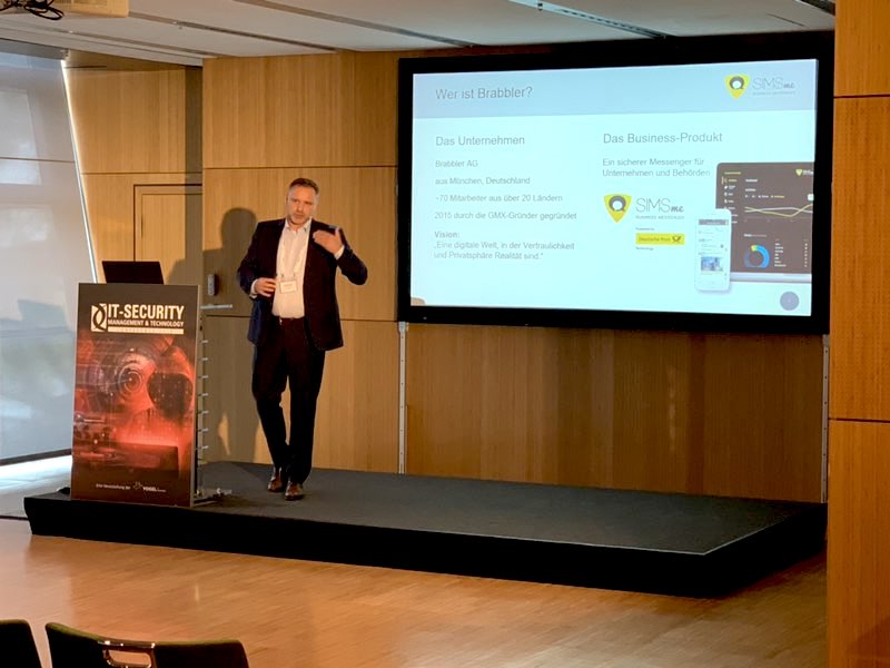 SIMSmeDPAG's tweet photo. SIMSme heute auf der IT-SECURITY Management &amp; Technology Conference. #itseccon 
Mit @MarcoBrenner1 on Stage zum Thema: 
"(Rechts-)sichere Kommunikation: Nutzerverhalten verstehen, Probleme vermeiden" https://t.co/j5LQD74h0O