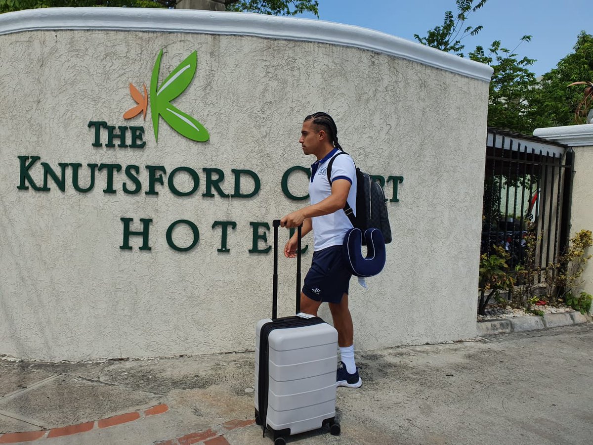 LaSelecta_SLV's tweet photo. Selección Nacional de El Salvador sale del hotel de concentración en Jamaica rumbo al aeropuerto para viajar a Estados Unidos para el segundo juego de @GoldCup https://t.co/B476FQXI4Z