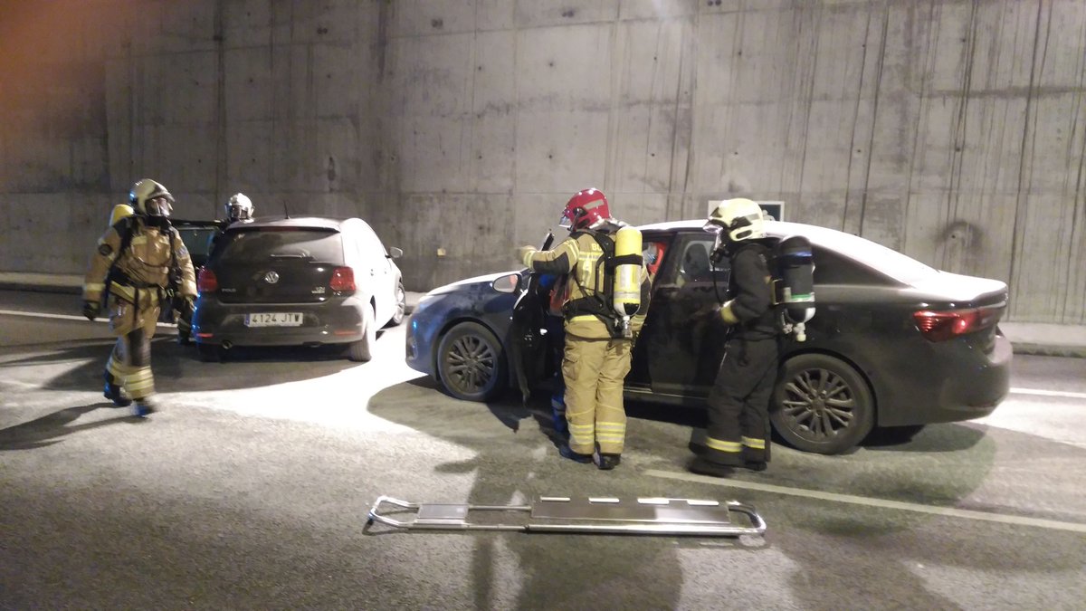 maicalarriba's tweet image. En el túnel de Oca en la #AP53 hemos comprobado hoy la coordinación de los equipos de emergencia ante un accidente de tráfico con incendio. Gracias a @fomentogob @guardiacivil y Acega por su trabajo.