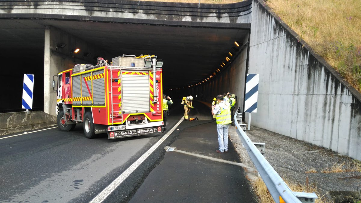 maicalarriba's tweet image. En el túnel de Oca en la #AP53 hemos comprobado hoy la coordinación de los equipos de emergencia ante un accidente de tráfico con incendio. Gracias a @fomentogob @guardiacivil y Acega por su trabajo.